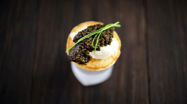 Blinis tièdes avec crème fraîche et caviar ajouté au dernier moment