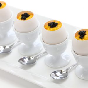 Œufs à la coque battus chauds et caviar Caviarly’s