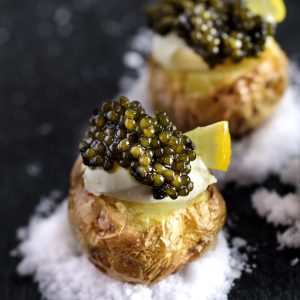 Bouchées de pommes de terre rôties, crème fraîche et caviar
