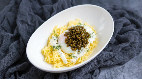Œuf onsen avec pommes de terre fines, crème aux herbes et caviar Schrenki-Dauricus