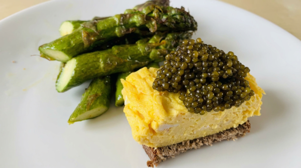 Tartine au caviar Osciètre avec omelette crémeuse et asperges vertes au safran