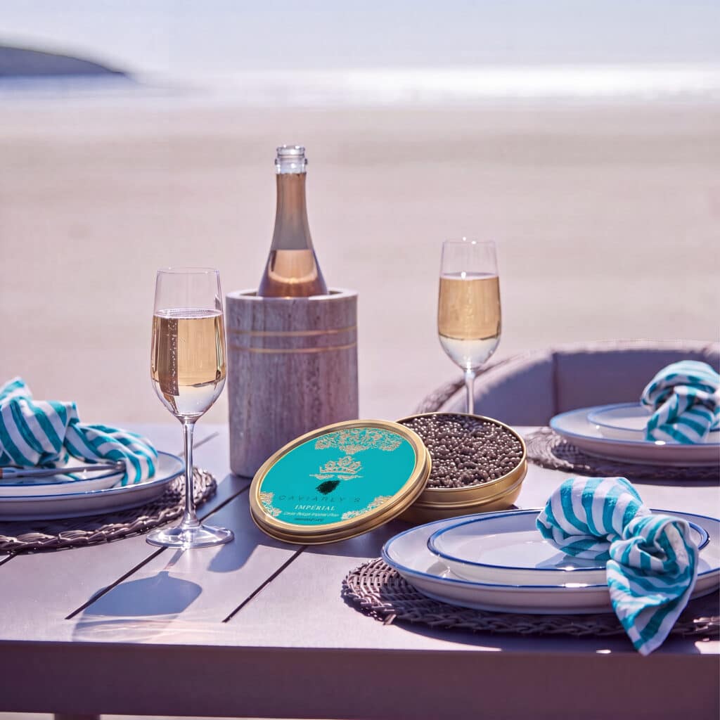 Caviar Beluga Caviarly’s servi avec champagne dans un décor élégant en bord de mer