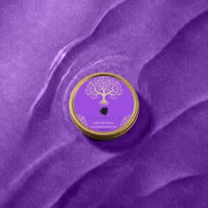 Boîte de caviar Osciètre Impérial de Chine Caviarly’s sur un sable violet scintillant
