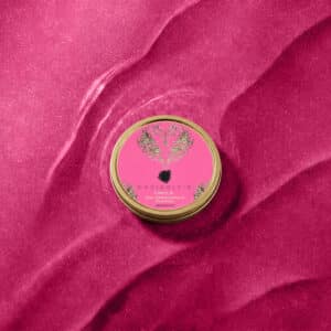 Boîte de caviar Schrenki-Dauricus du fleuve Amour Caviarly’s sur un sable rose scintillant
