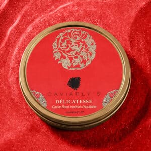 Boîte fermée de caviar Baeri Impérial d’Aquitaine Caviarly’s sur sable rouge