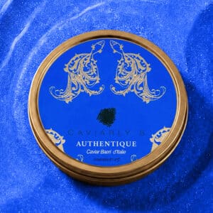 Boîte fermée de caviar Baeri d’Italie Caviarly’s sur sable bleu