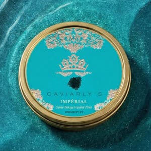 Boîte fermée de caviar Beluga Impérial d’Iran Caviarly’s sur sable turquoise
