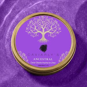 Boîte fermée de caviar Osciètre Impérial de Chine Caviarly’s sur sable violet