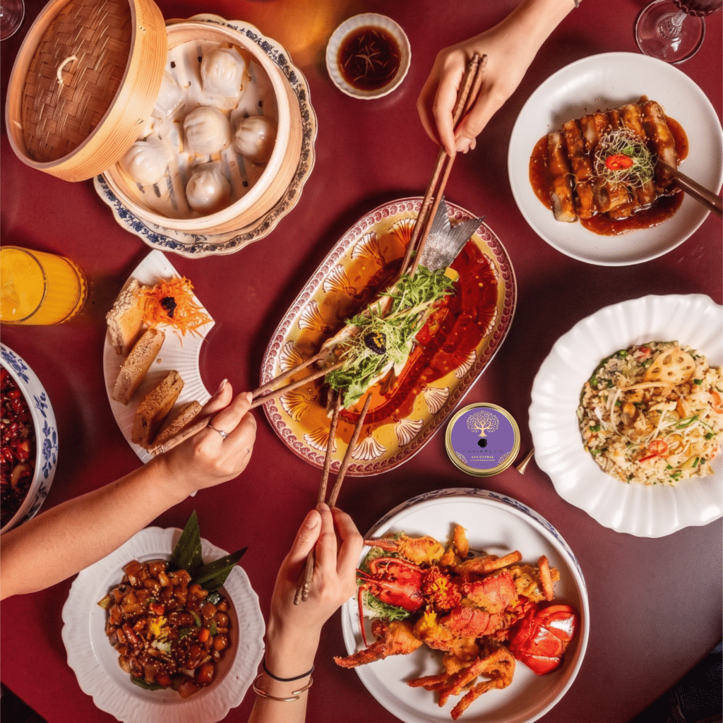 Boîte de caviar Osciètre Impérial de Chine Caviarly’s au centre d’une table asiatique avec dim sum, poisson et riz